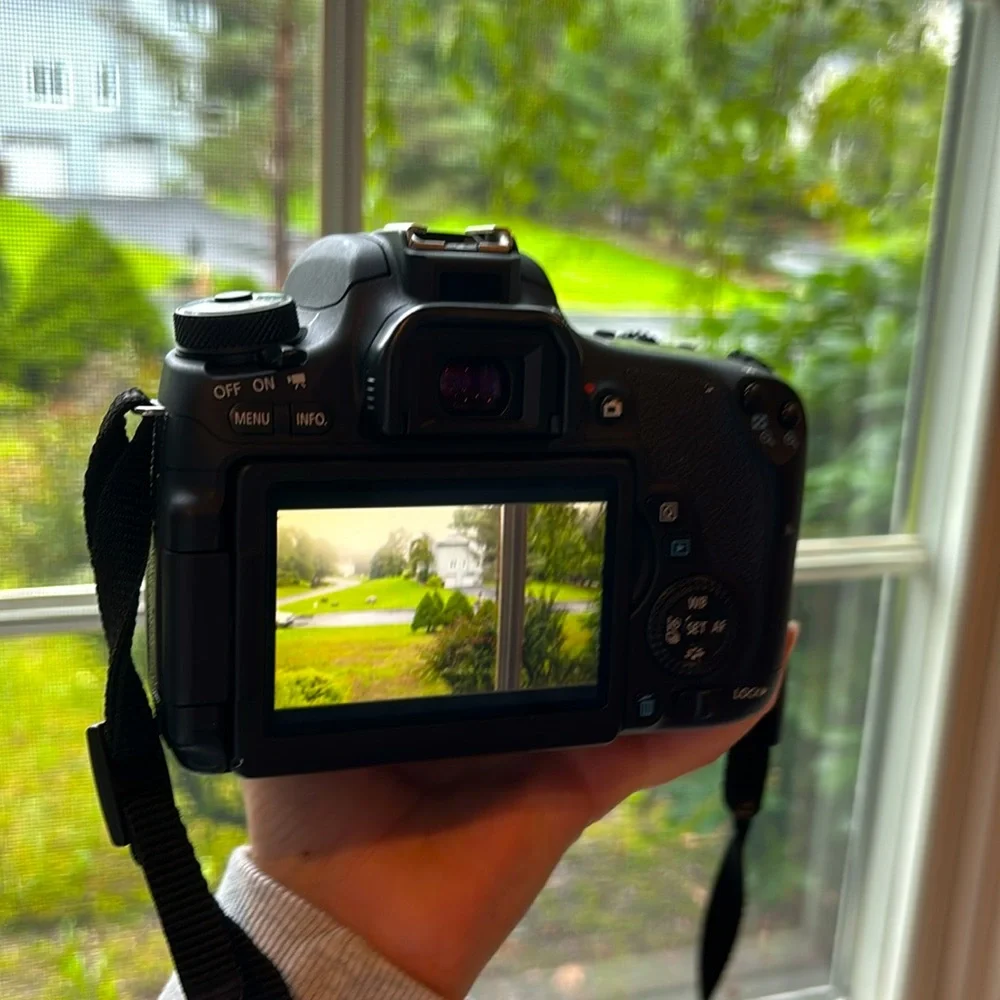 Used in great condition canon eos rebel t6s